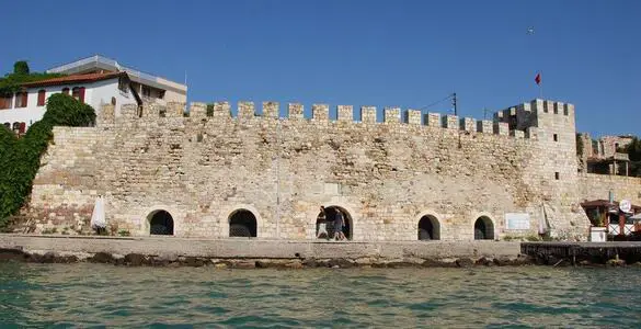 Beşkapılar Kalesi ve Açık Hava Tiyatrosu
